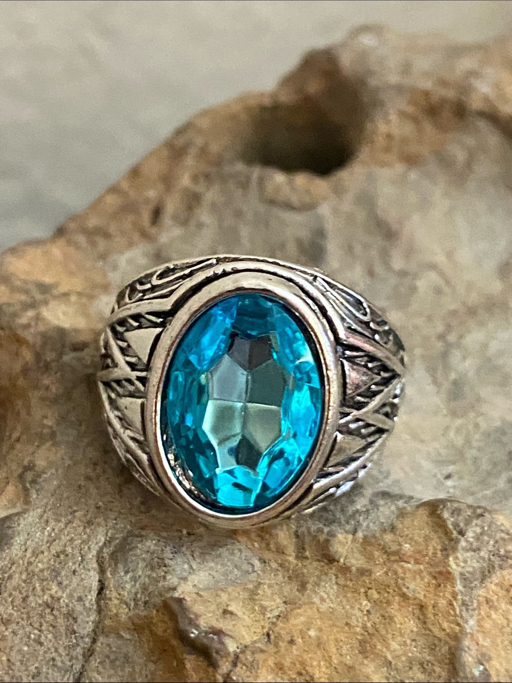 5/$10❤️❤️❤️NEW Silver Tone Zinc Alloy Faceted Aqua Acrylic Cabochon Ring